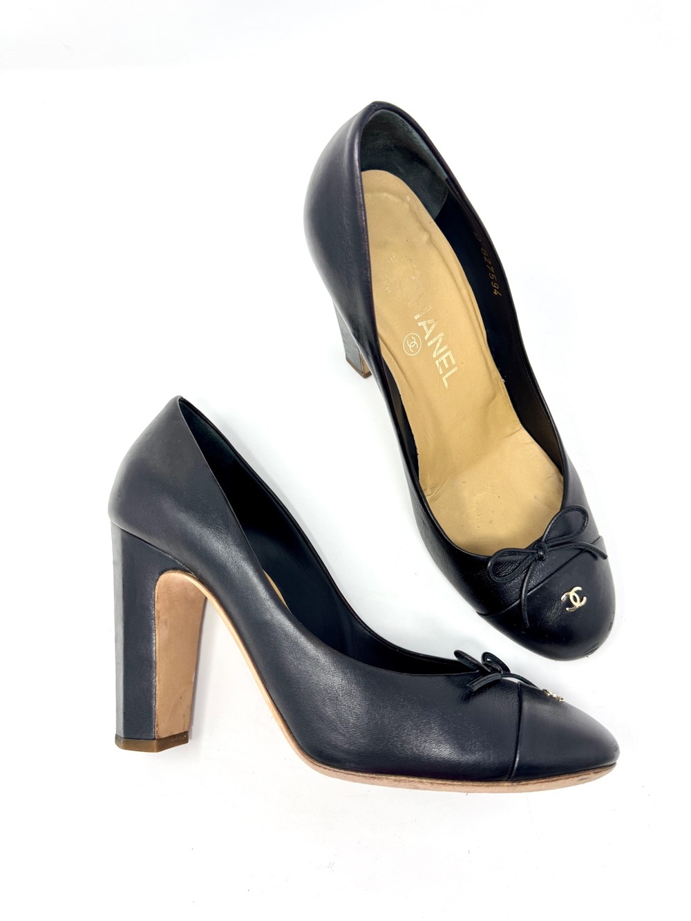 Chanel Black Leather Bow Pump with CC Logo size 38.5